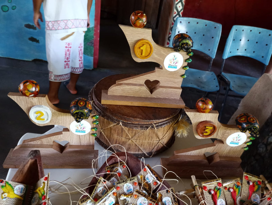 Troféus e medalhas do I campeonato da Língua Kokama Foto: Altaci Rubim Troféus e medalhas do I campeonato da Língua Kokama Foto: Altaci Rubim