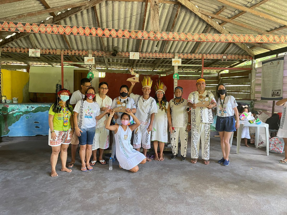 Professores e lideranças, dos centros Kokama, com a premiação do campeonato. Foto: Débora Kokama